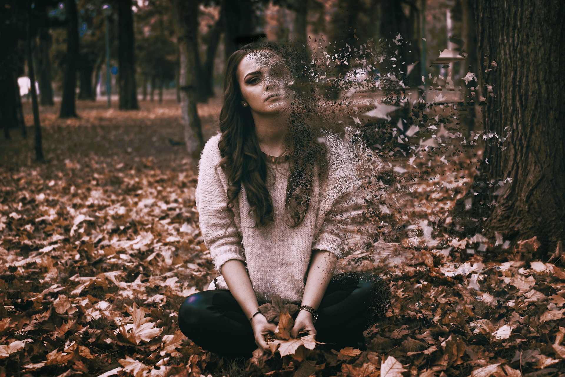 Femme triste assisse dans les bois, corps qui s’évapore